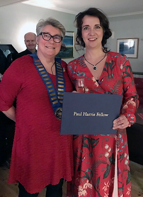 Anette mottar Paul Harris Fellow-pris