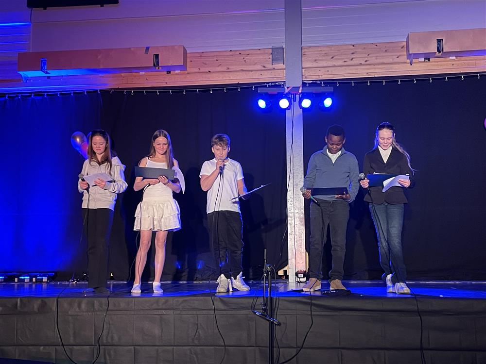 Barn presenterer på scnenen - Klikk for stort bilde