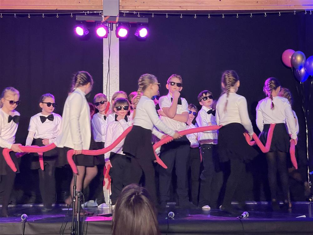 Barn som danser på scenen - Klikk for stort bilde