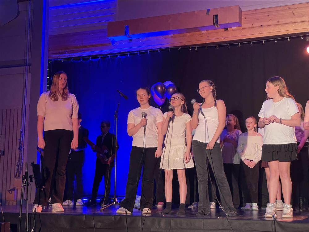 Barn som synger på scenen - Klikk for stort bilde