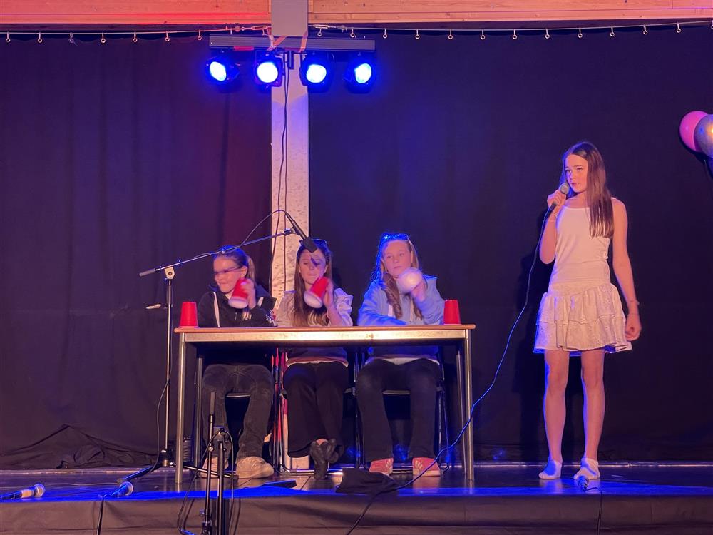 Jenter som opptrer på scenen - Klikk for stort bilde