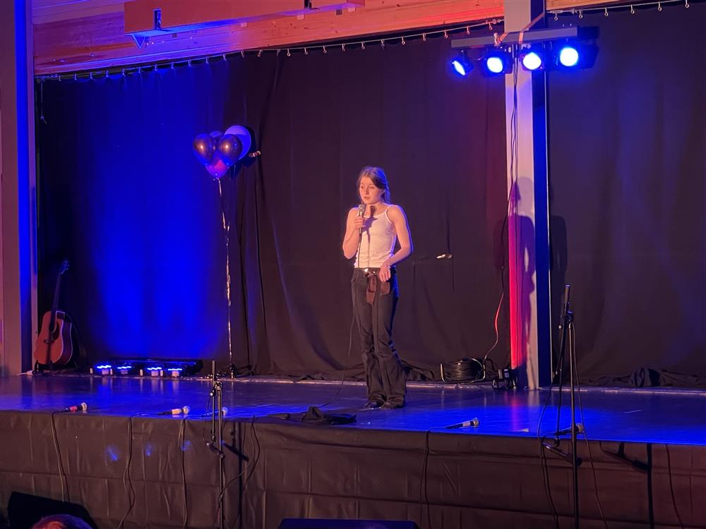 En jente som synger på scenen - Klikk for stort bilde