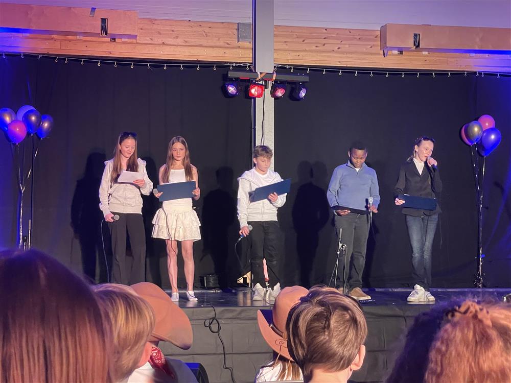 Flere barn som står på scenen - Klikk for stort bilde