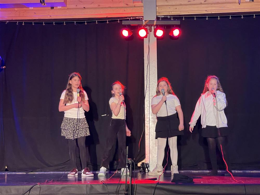 Jenter som synger på scenen - Klikk for stort bilde