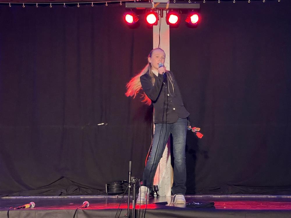 Jente synger og danser på scenen - Klikk for stort bilde
