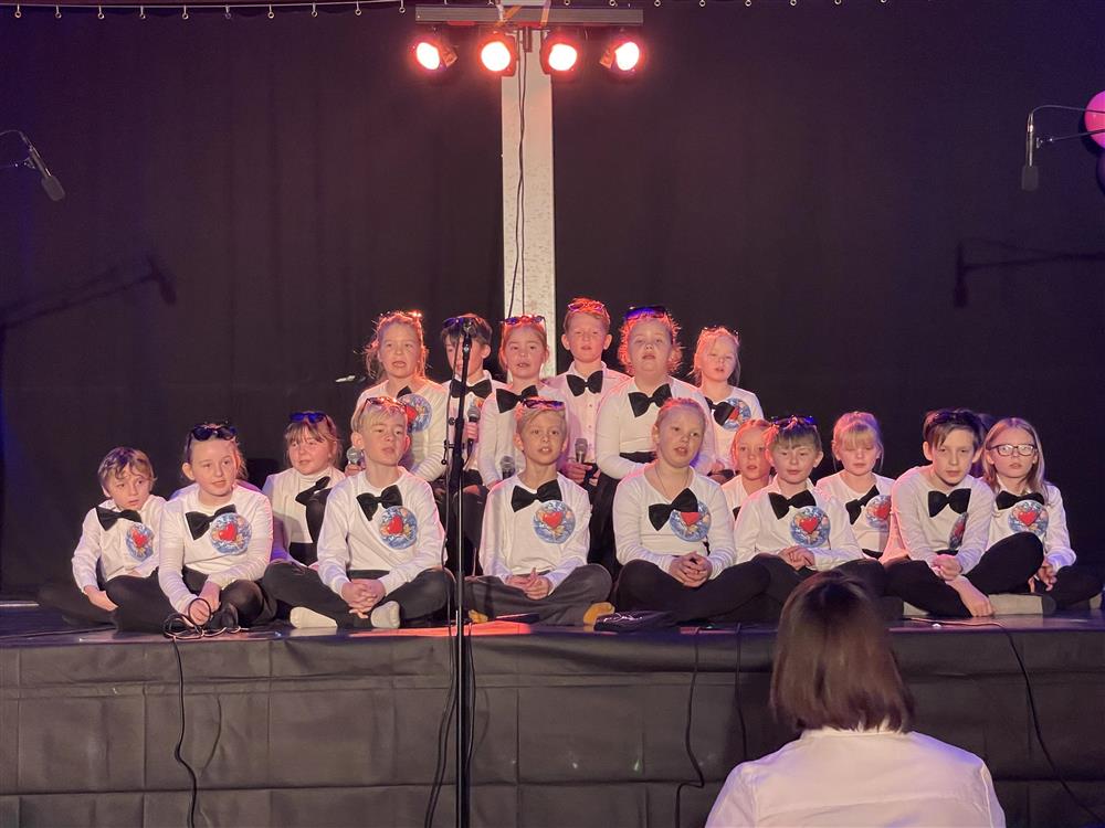 Barn som synger på scenen - Klikk for stort bilde