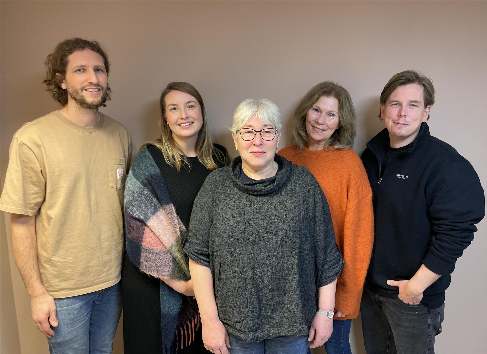 Bildet av fem terapeuter som smiler til kamera