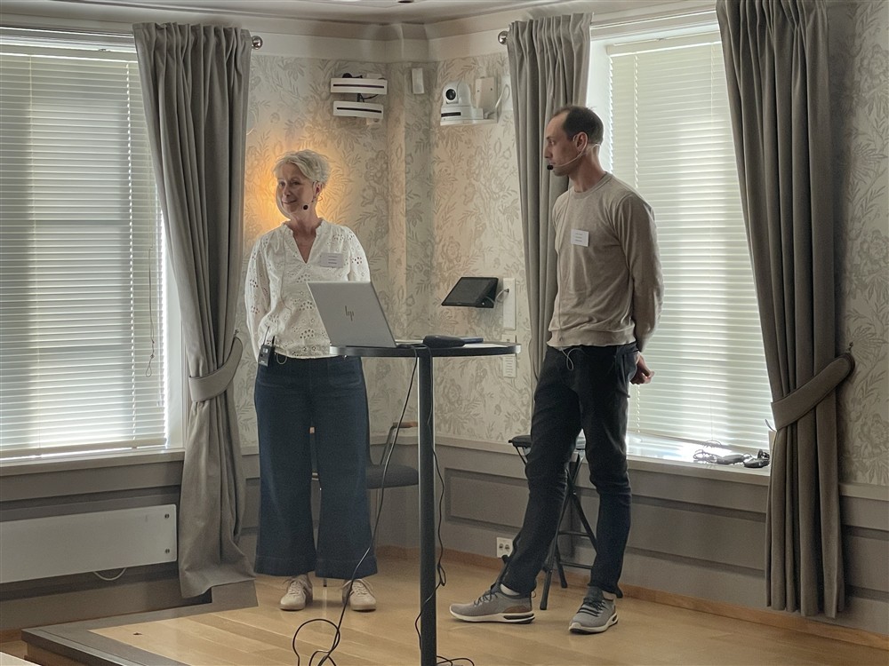 To personer som presenterer - Klikk for stort bilde