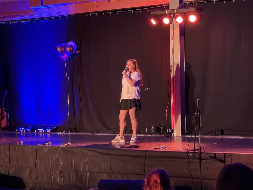 Jente som synger på scenen - Klikk for stort bilde