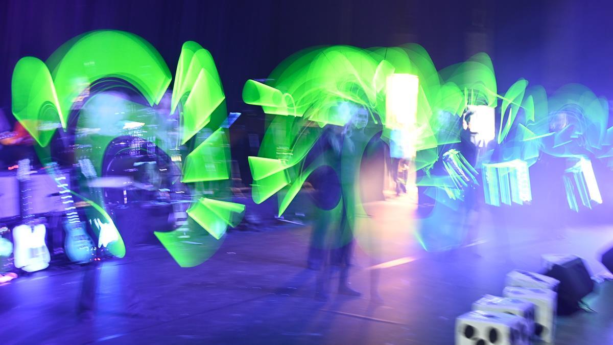 Slagverksgruppe og dansere opptrer med selvlysende trommeutstyr på Juleballade 2025