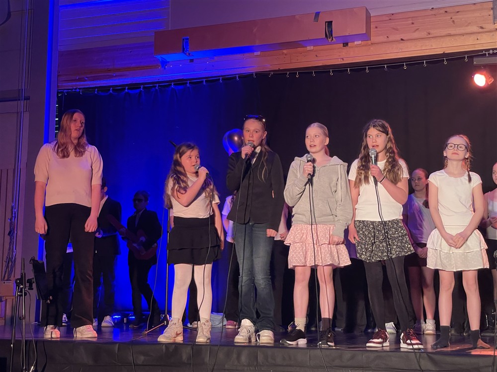 Barn som synger på scenen - Klikk for stort bilde