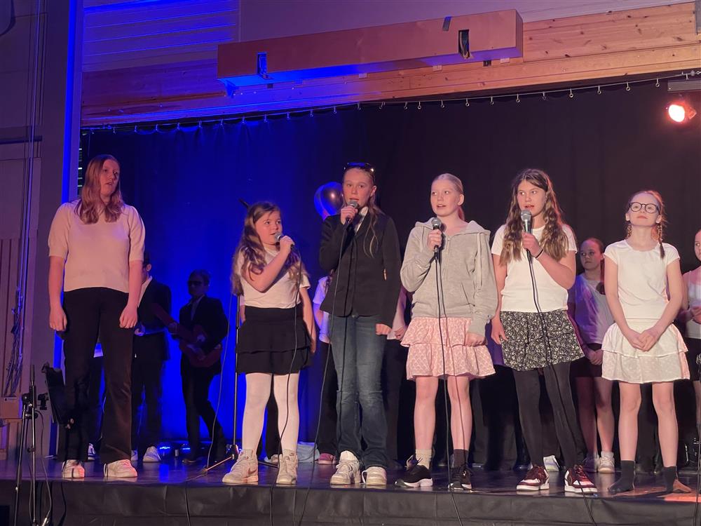 Barn som synger på scenen - Klikk for stort bilde