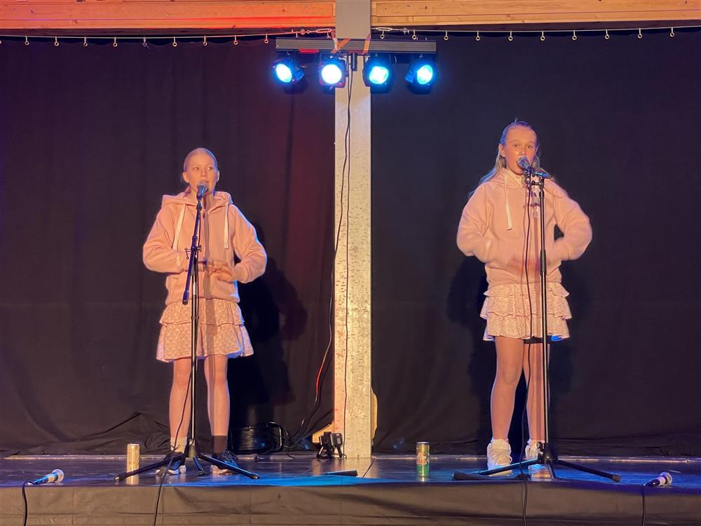 Jenter som danser og synger på scenen - Klikk for stort bilde