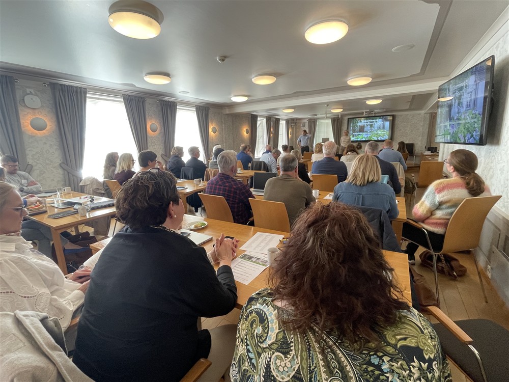 En fullsatt Halen gård - Klikk for stort bilde