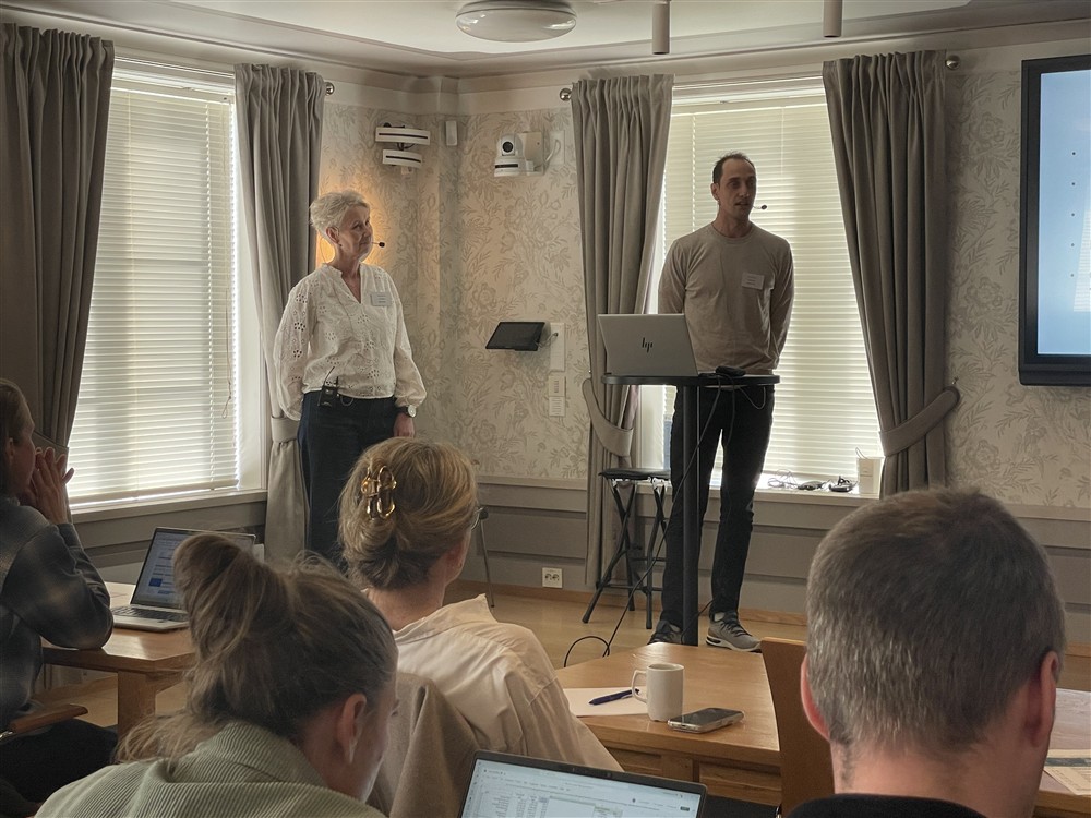 To personer som presenterer - Klikk for stort bilde