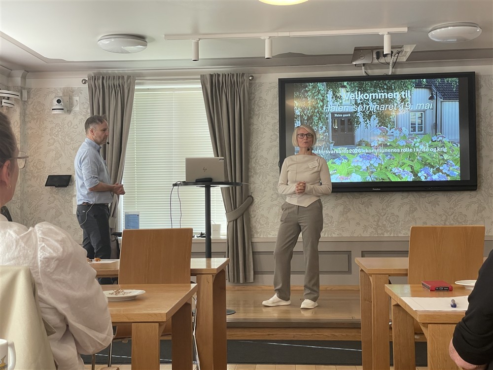 To personer som presenterer - Klikk for stort bilde