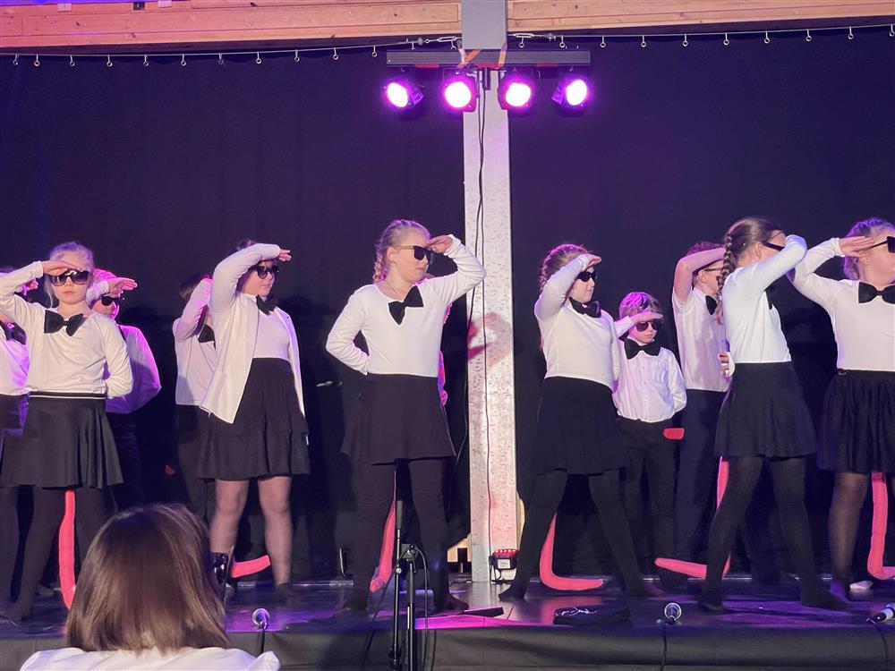 Barn som danser på scnenen - Klikk for stort bilde