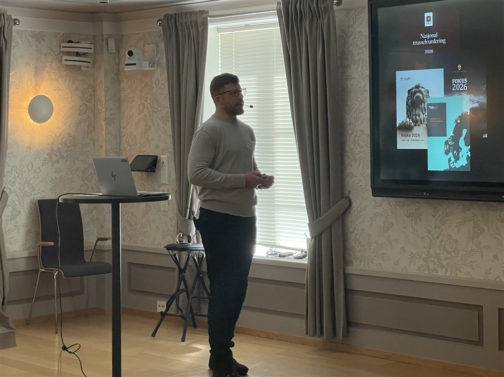 PEn mann som holder en presentasjon - Klikk for stort bilde