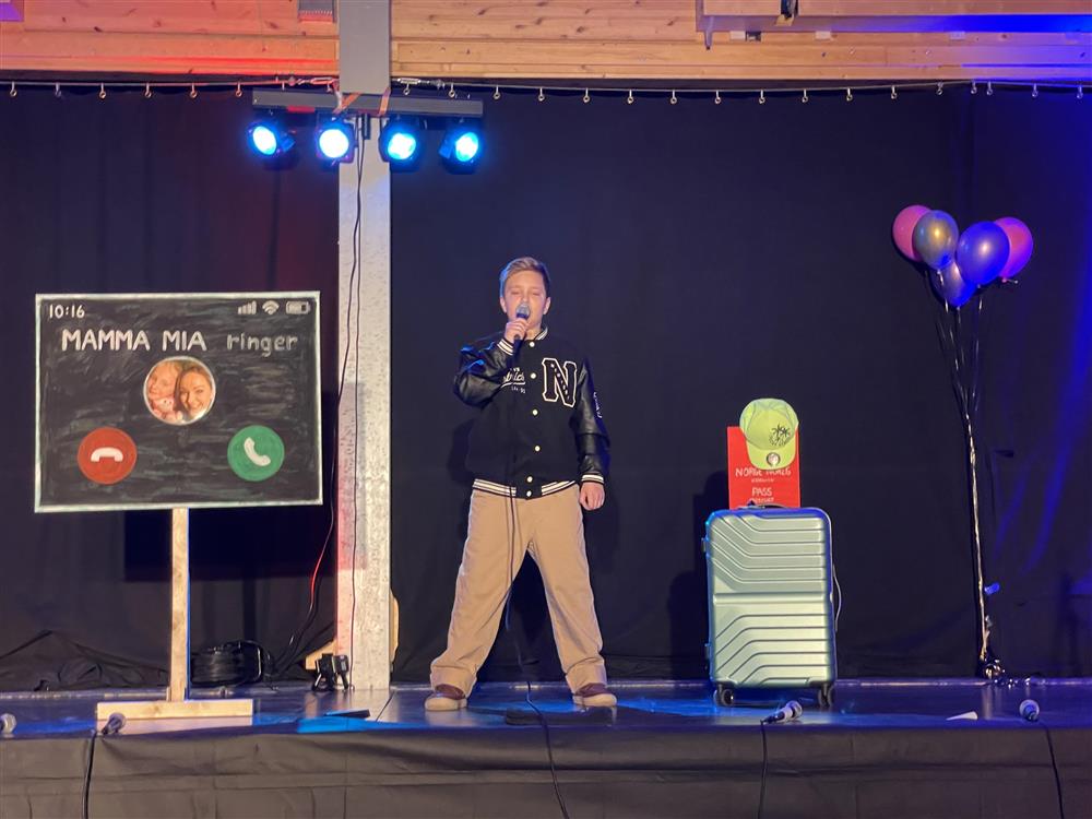 En gutt som synger på scenen - Klikk for stort bilde