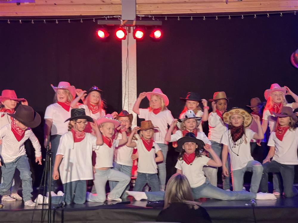 Mange barn på scnenen - Klikk for stort bilde